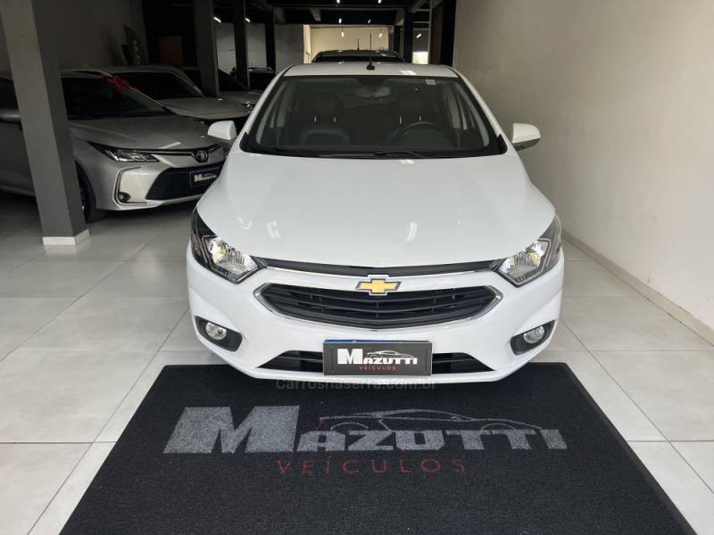 CHEVROLET - ONIX - 2017/2018 - Branca - R$ 70.000,00