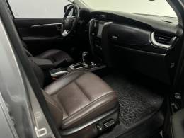 TOYOTA - HILUX SW4 - 2018/2019 - Prata - R$ 245.000,00