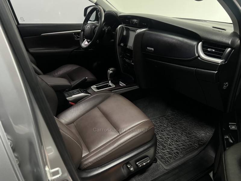 TOYOTA - HILUX SW4 - 2018/2019 - Prata - R$ 245.000,00