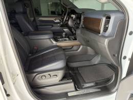 CHEVROLET - SILVERADO - 2023/2024 - Branca - R$ 430.000,00