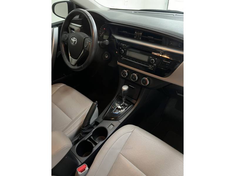 TOYOTA - COROLLA - 2015/2016 - Branca - R$ 82.000,00