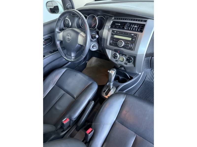 NISSAN - GRAND LIVINA - 2011/2012 - Prata - R$ 50.000,00