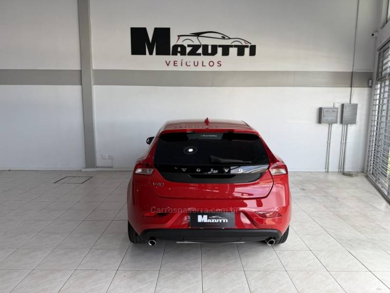 VOLVO - V40 - 2015/2015 - Vermelha - R$ 72.000,00