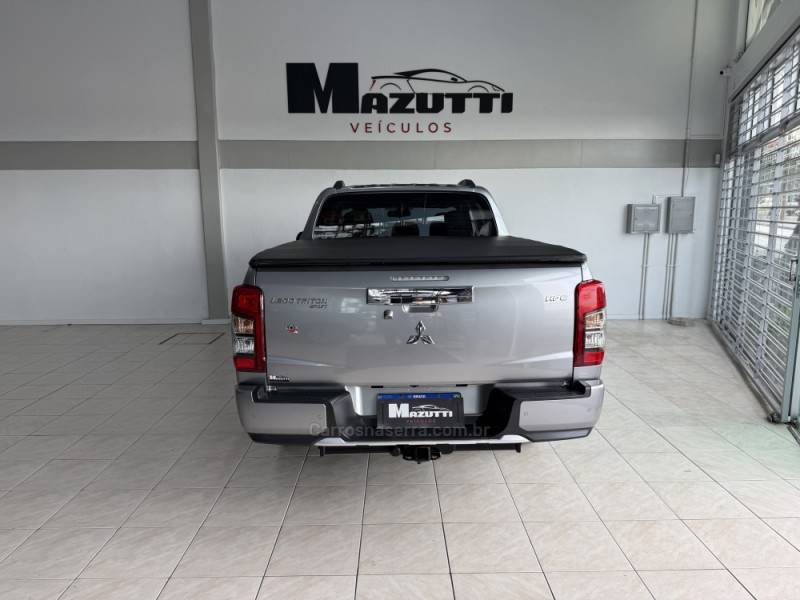 MITSUBISHI - L200 TRITON - 2022/2023 - Prata - R$ 210.000,00