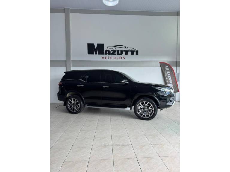 TOYOTA - HILUX SW4 - 2020/2021 - Preta - R$ 280.000,00