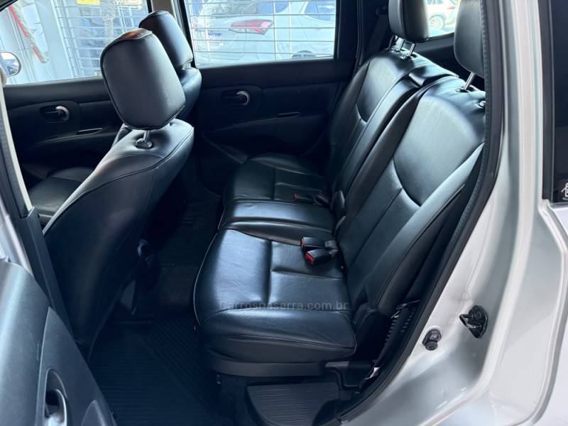 NISSAN - GRAND LIVINA - 2011/2012 - Prata - R$ 50.000,00