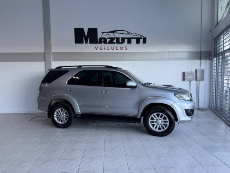 TOYOTA - HILUX SW4 - 2015/2015 - Prata - R$ 160.000,00