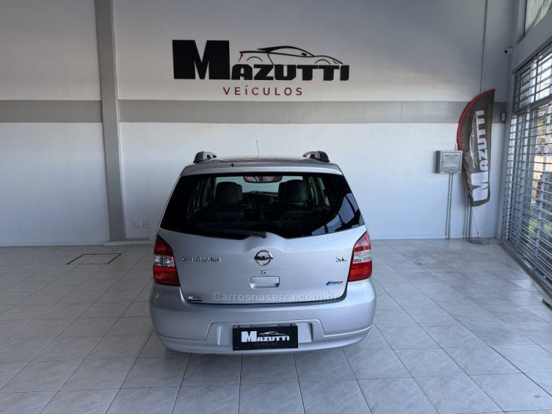 NISSAN - GRAND LIVINA - 2011/2012 - Prata - R$ 50.000,00