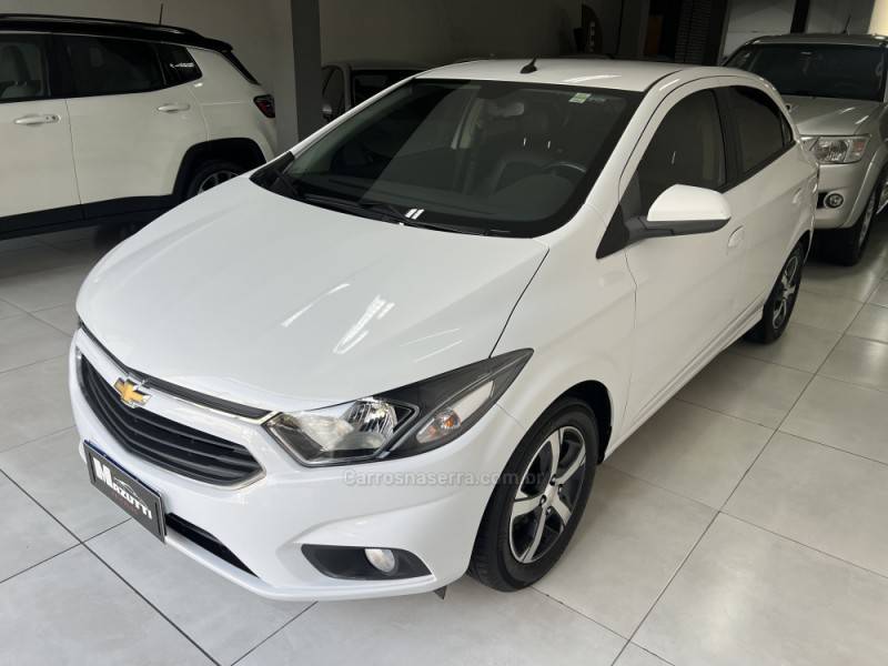 CHEVROLET - ONIX - 2017/2018 - Branca - R$ 70.000,00