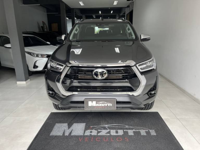 TOYOTA - HILUX - 2020/2021 - Cinza - R$ 250.000,00