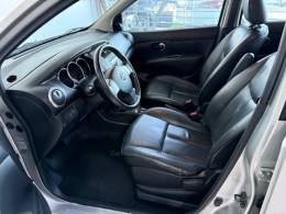 NISSAN - GRAND LIVINA - 2011/2012 - Prata - R$ 50.000,00