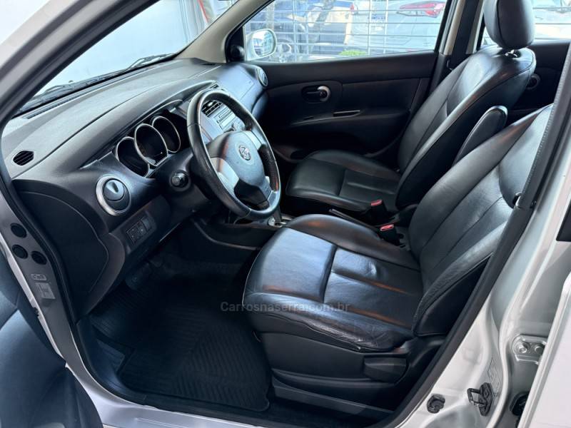 NISSAN - GRAND LIVINA - 2011/2012 - Prata - R$ 50.000,00