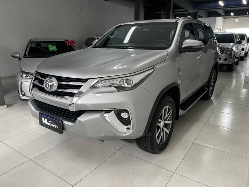 TOYOTA - HILUX SW4 - 2018/2019 - Prata - R$ 245.000,00
