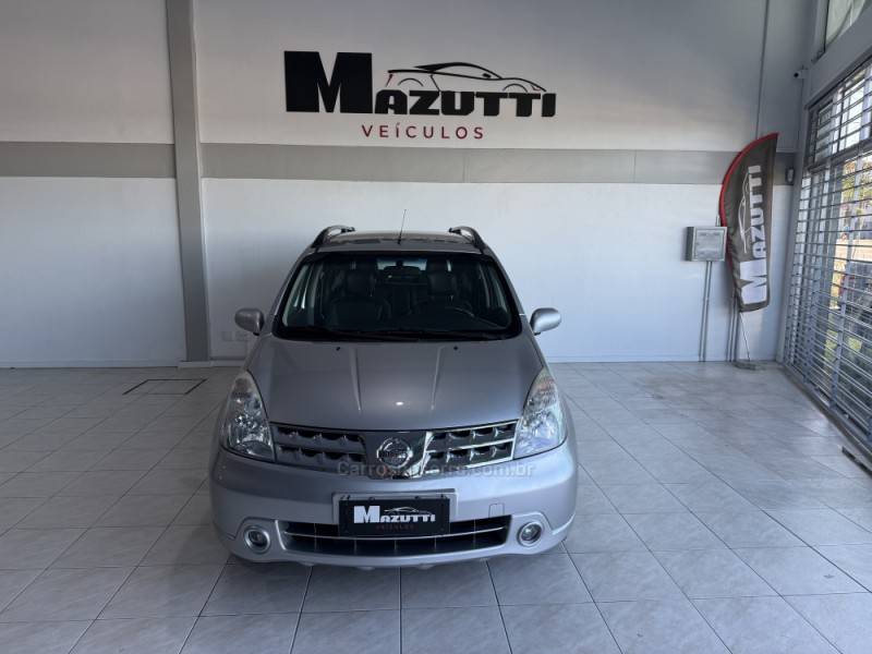 NISSAN - GRAND LIVINA - 2011/2012 - Prata - R$ 50.000,00
