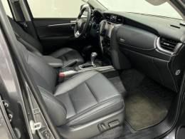 TOYOTA - HILUX SW4 - 2023/2023 - Cinza - R$ 325.000,00