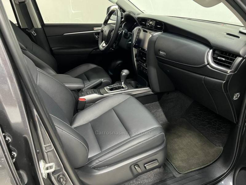 TOYOTA - HILUX SW4 - 2023/2023 - Cinza - R$ 325.000,00