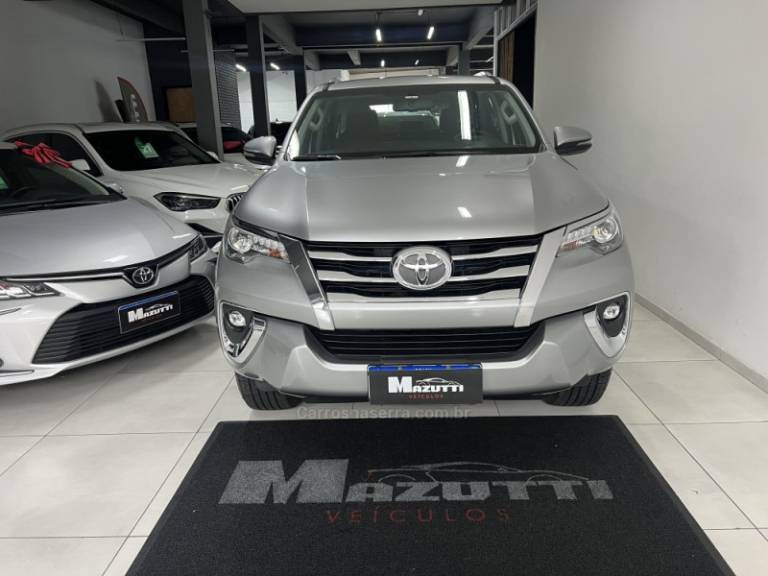 TOYOTA - HILUX SW4 - 2018/2019 - Prata - R$ 245.000,00