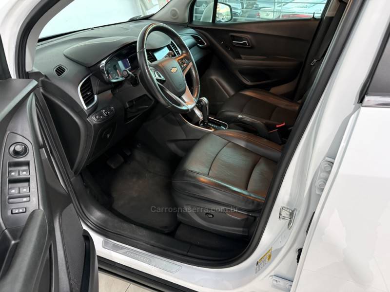 CHEVROLET - TRACKER - 2017/2018 - Branca - R$ 89.000,00