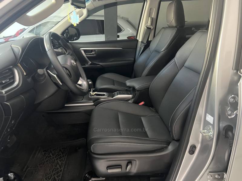 TOYOTA - HILUX SW4 - 2024/2024 - Prata - Sob Consulta