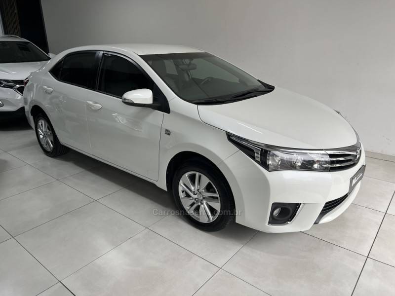 TOYOTA - COROLLA - 2015/2016 - Branca - R$ 82.000,00