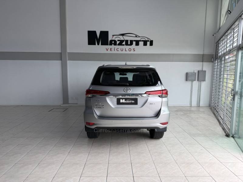 TOYOTA - HILUX SW4 - 2016/2016 - Prata - R$ 208.000,00