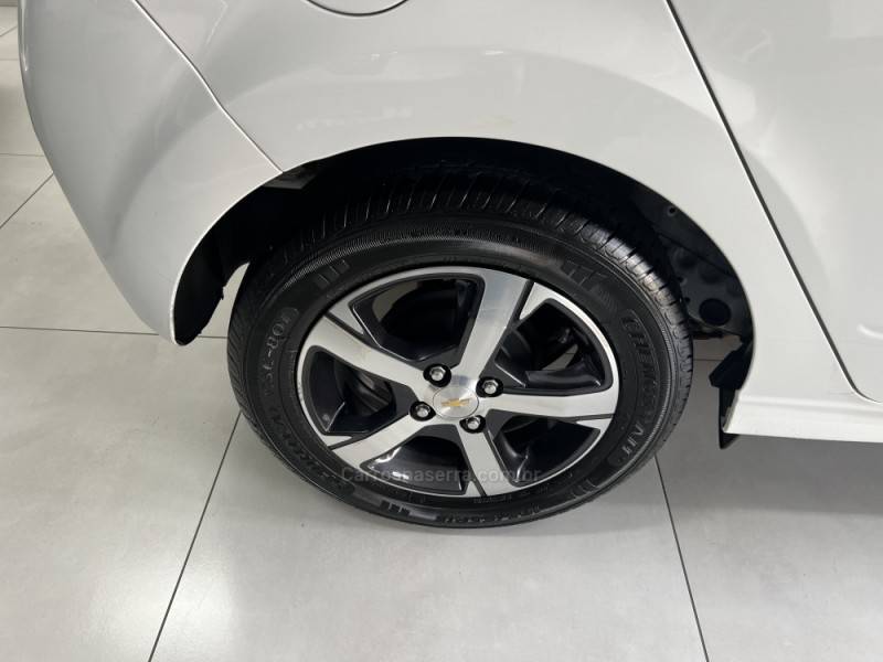 CHEVROLET - ONIX - 2017/2018 - Branca - R$ 70.000,00