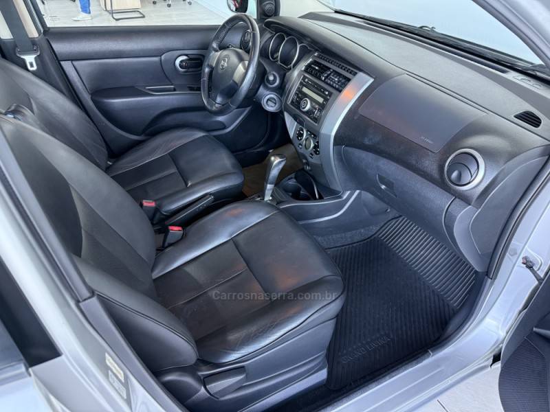 NISSAN - GRAND LIVINA - 2011/2012 - Prata - R$ 50.000,00