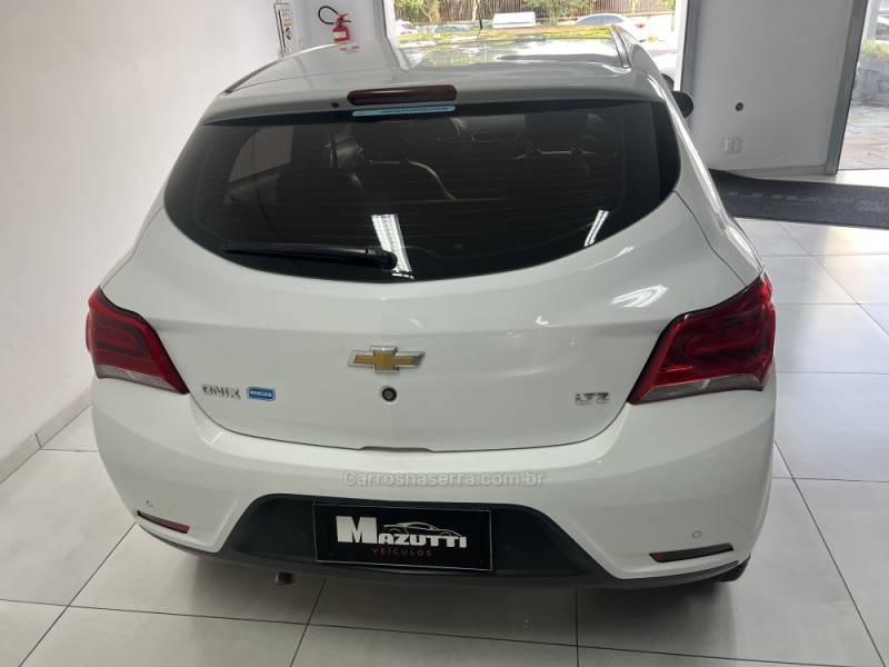 CHEVROLET - ONIX - 2017/2018 - Branca - R$ 70.000,00