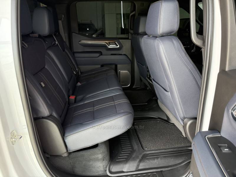 CHEVROLET - SILVERADO - 2023/2024 - Branca - R$ 430.000,00