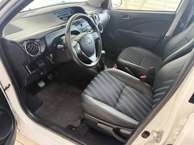 TOYOTA - ETIOS - 2015/2015 - Branca - R$ 47.000,00